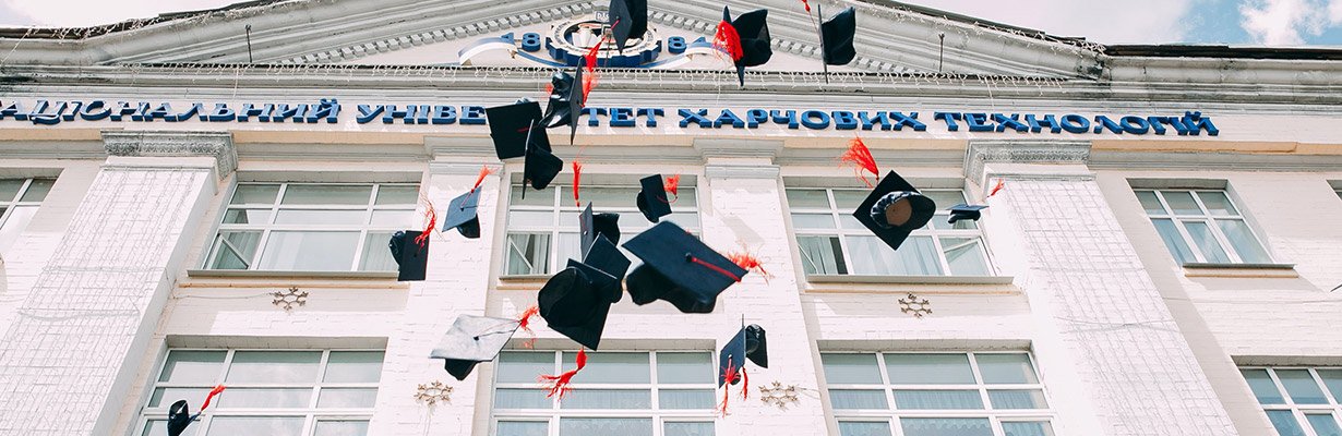 studenten-werfen-huete-abschluss-1230×400