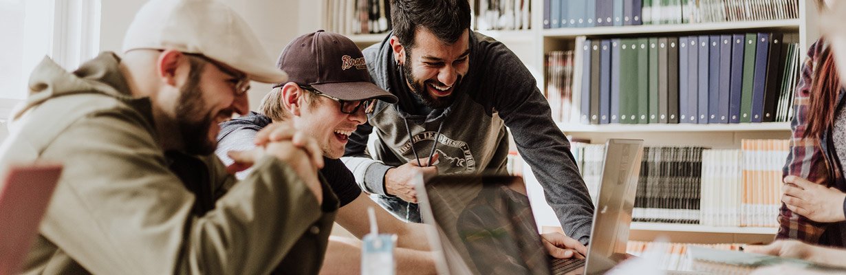 studenten-arbeiten-lernen-lachend-1230