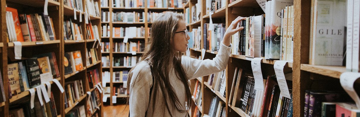 studentin-bibliothek-buch-suche-1230